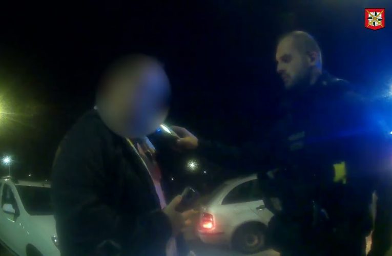 Pod vlivem alkoholu naboural dvě auta na pár metrech