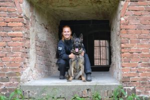 Policejní fena Suri vyčmuchala zloděje ve křoví