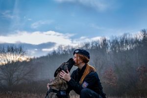 Policejní fena Suri vyčmuchala zloděje ve křoví