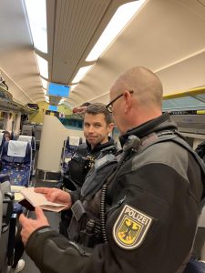 Společné hlídky cizinecké policie a německých kolegů zajišťují bezpečnost na adventních vlakových spojích do Drážďan
