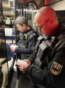 Společné hlídky cizinecké policie a německých kolegů zajišťují bezpečnost na adventních vlakových spojích do Drážďan