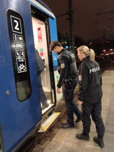 Společné hlídky cizinecké policie a německých kolegů zajišťují bezpečnost na adventních vlakových spojích do Drážďan
