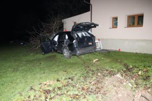 Toyotu zastavil až náraz do domu