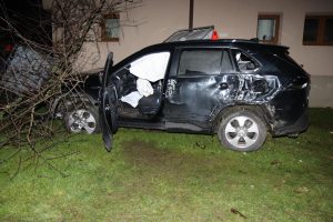 Toyotu zastavil až náraz do domu