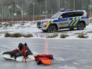 Pozor na tenký led: Policisté varují před nebezpečím na zamrzlých vodních plochách