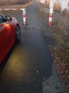 Umýval auto na břehu nádrže