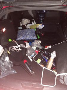 Umýval auto na břehu nádrže