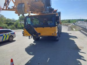 Přetížený jeřáb na silnici nepustili