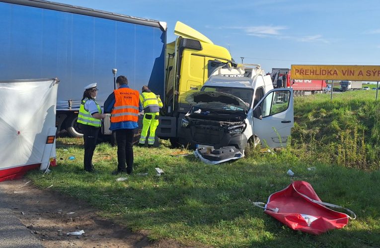 Auto zůstalo uvězněné mezi závorami