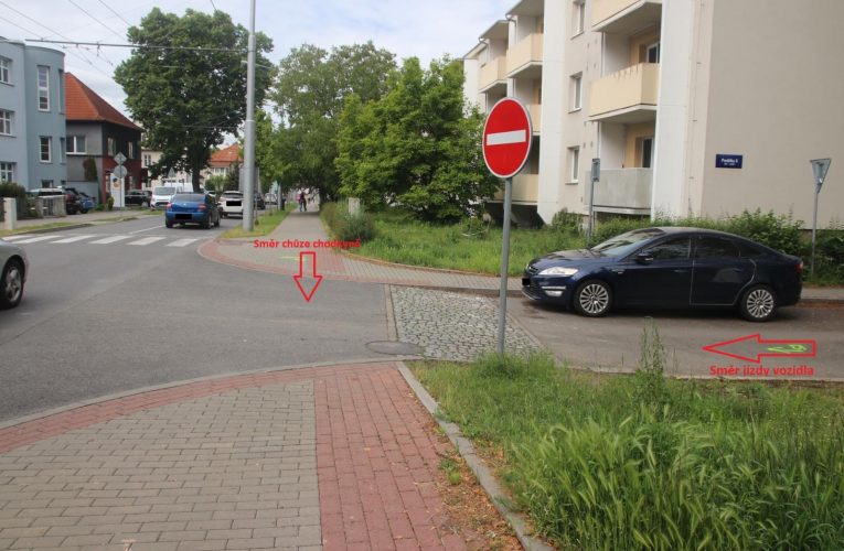Dopravní policisté prověřují střet vozidla s chodkyní