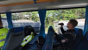 K odhalování prohřešků řidičů využili policisté služební autobus