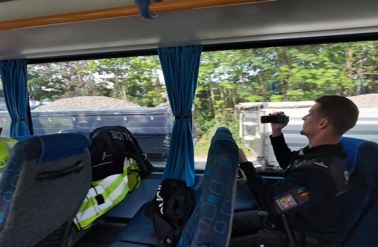 K odhalování prohřešků řidičů využili policisté služební autobus