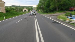 Po dopravní nehodě skončilo vozidlo v rybníce