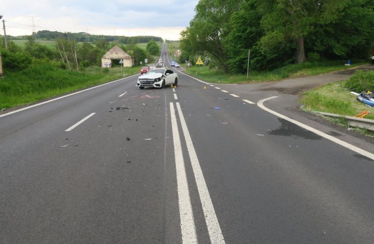 Po dopravní nehodě skončilo vozidlo v rybníce