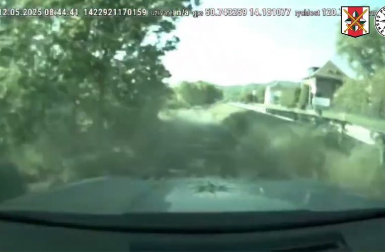 Policejní hlídka pronásledovala ujíždějícího řidiče