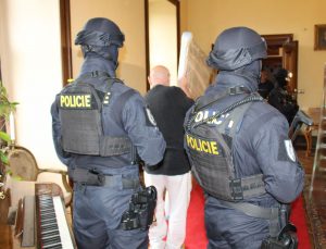 Policisté asistovali při předávce unikátního obrazu