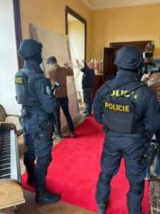Policisté asistovali při předávce unikátního obrazu
