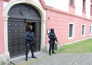 Policisté asistovali při předávce unikátního obrazu