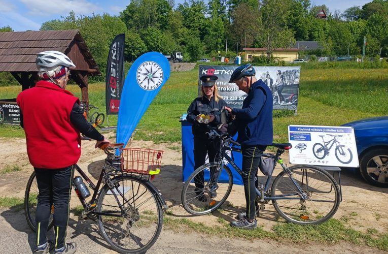 Policisté dohlíželi na cyklisty a koloběžkáře