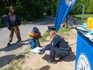 Policisté dohlíželi na cyklisty a koloběžkáře