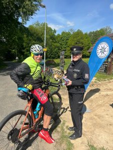 Policisté dohlíželi na cyklisty a koloběžkáře