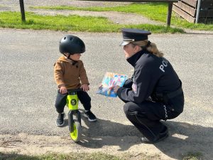Policisté dohlíželi na cyklisty a koloběžkáře