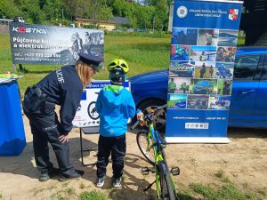 Policisté dohlíželi na cyklisty a koloběžkáře