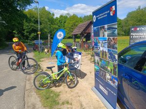 Policisté dohlíželi na cyklisty a koloběžkáře