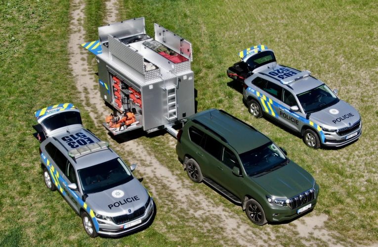 Policisté si převzali speciální přívěsný vozík