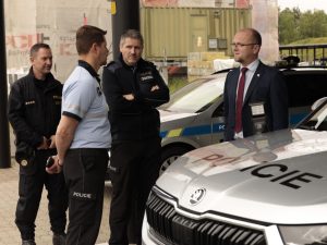 Policisté si převzali speciální přívěsný vozík