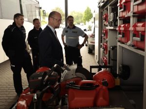 Policisté si převzali speciální přívěsný vozík