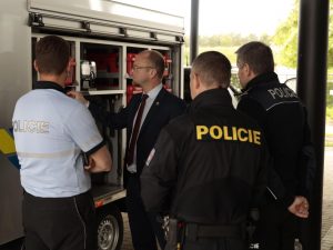 Policisté si převzali speciální přívěsný vozík