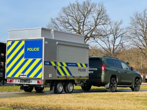 Policisté si převzali speciální přívěsný vozík