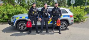 Policisté z hlídkové služby významně pomohli dvěma lidem přežít čas do příjezdu sanity