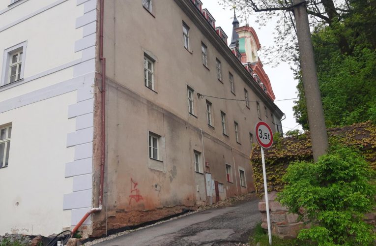 Posprejoval několik budov
