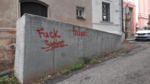 Posprejoval několik budov