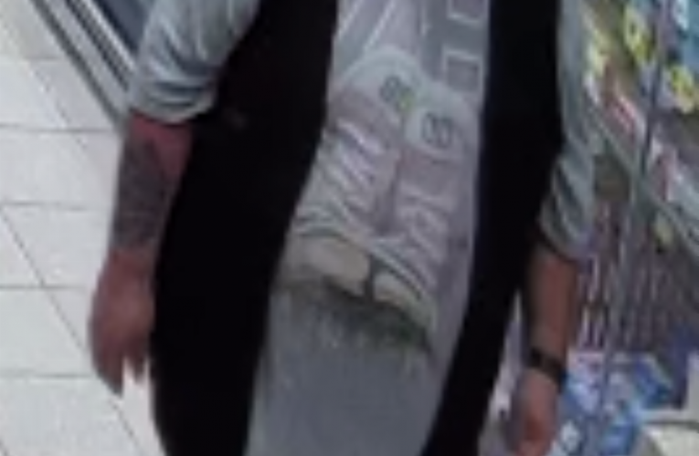 Poznáváte muže na fotografiích? Ozvěte se nám.