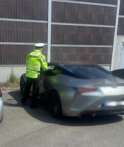 Rovných 100 řidičů jelo rychleji; řidič v obci téměř 100 km/h