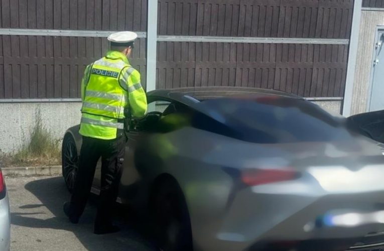 Rovných 100 řidičů jelo rychleji; řidič v obci téměř 100 km/h