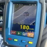 Rovných 100 řidičů jelo rychleji; řidič v obci téměř 100 km/h