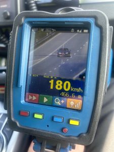 Rovných 100 řidičů jelo rychleji; řidič v obci téměř 100 km/h