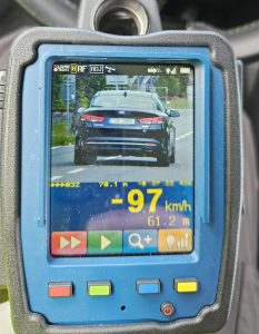 Rovných 100 řidičů jelo rychleji; řidič v obci téměř 100 km/h
