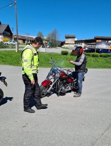 Rovných 100 řidičů jelo rychleji; řidič v obci téměř 100 km/h
