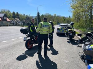 Rovných 100 řidičů jelo rychleji; řidič v obci téměř 100 km/h