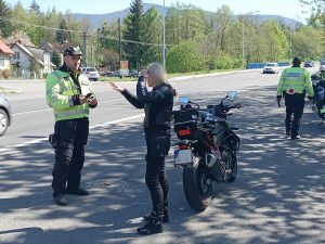 Rovných 100 řidičů jelo rychleji; řidič v obci téměř 100 km/h