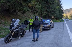 Rovných 100 řidičů jelo rychleji; řidič v obci téměř 100 km/h
