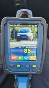 Rovných 100 řidičů jelo rychleji; řidič v obci téměř 100 km/h