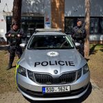 Z hořícího domu policisté zachraňovali ženu, děti a psa