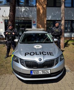 Z hořícího domu policisté zachraňovali ženu, děti a psa