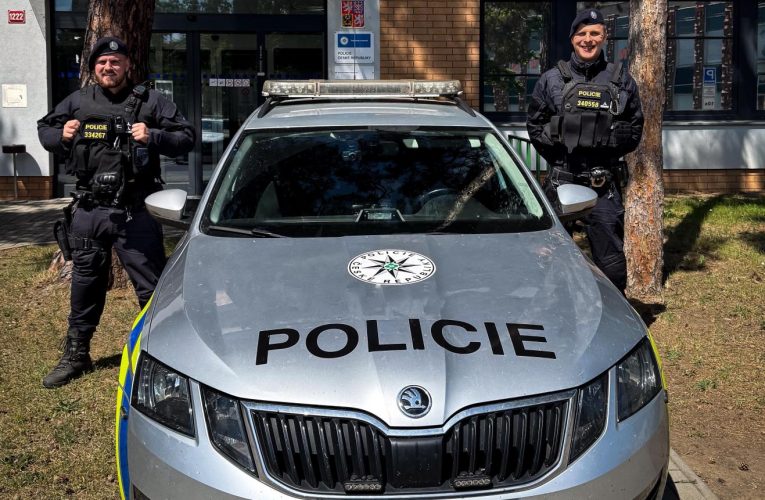 Z hořícího domu policisté zachraňovali ženu, děti a psa